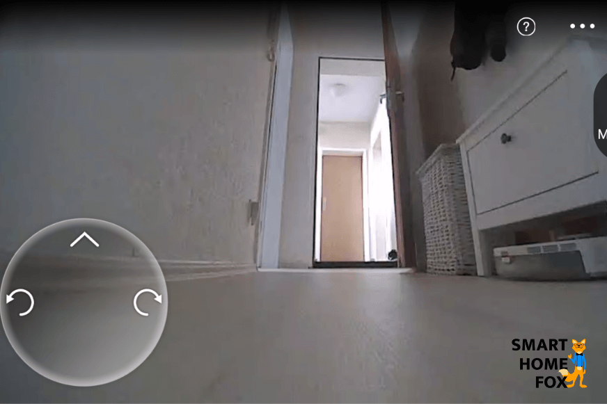 Die Überwachungsfunktion des T8 AIVI wird gezeigt. Man sieht die Sicht aus der Kamera, wenn man den Roboter durch die Wohnung navigiert.